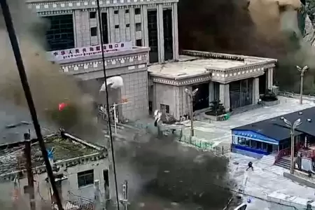 Tragedia entre Nepal y China deja m�s de 150 fallecidos y 400 desaparecidos.