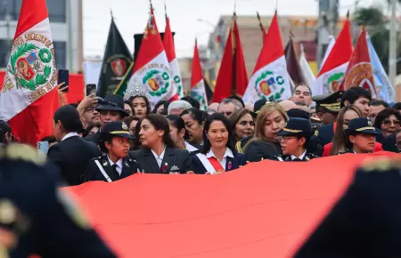 Keiko Fujimori participa en la solemne procesi�n de la bandera en Tacna