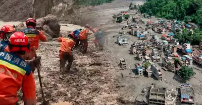 Intentan rescatar a trabajadores tras riadas e inundaciones en Nepal.