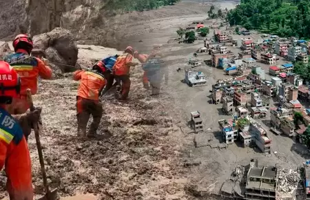 Intentan rescatar a trabajadores tras riadas e inundaciones en Nepal.