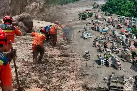 Intentan rescatar a trabajadores tras riadas e inundaciones en Nepal.