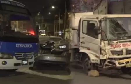 Bus cisterna ocasiona triple choque en Comas.