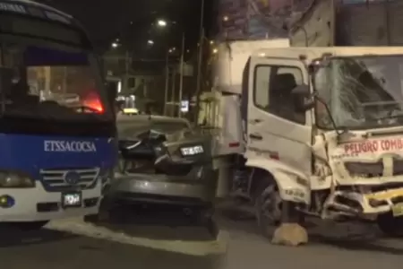 Cami�n cisterna ocasiona triple choque en Comas.