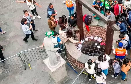 Fieles llegan al pozo de los deseos como cada 30 de agosto.