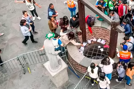Fieles llegan al pozo de los deseos como cada 30 de agosto.