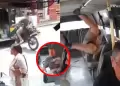 Motociclista se salva de milagro tras chocar contra un bus: veh�culo ten�a la puerta abierta