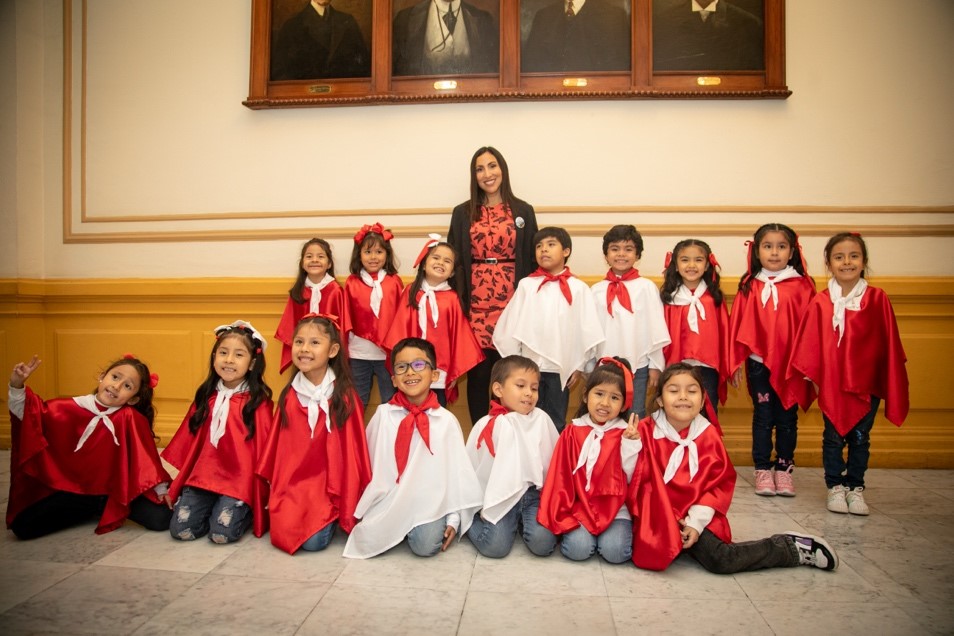 Vanessa Mispireta Cabrera con sus alumnos.