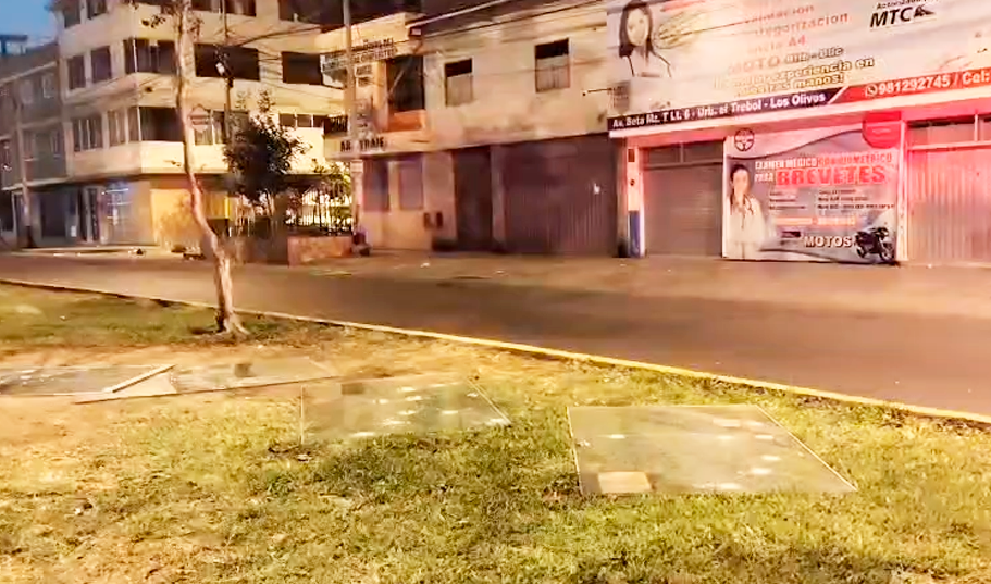 Mampara termin� en plena v�a p�blica tras atentado contra centro m�dico en Los Olivos.