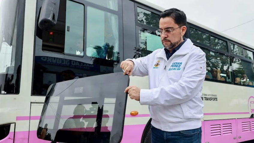 César Pérez, alcalde regional del Callao, superviso la instalacion de los implementos en los autobuses del Corredor Rosado