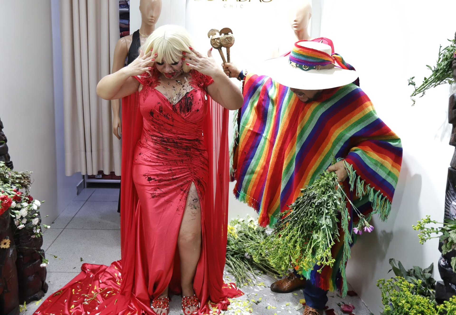 Su chamán arruinó el vestido que Susy llevaría a España