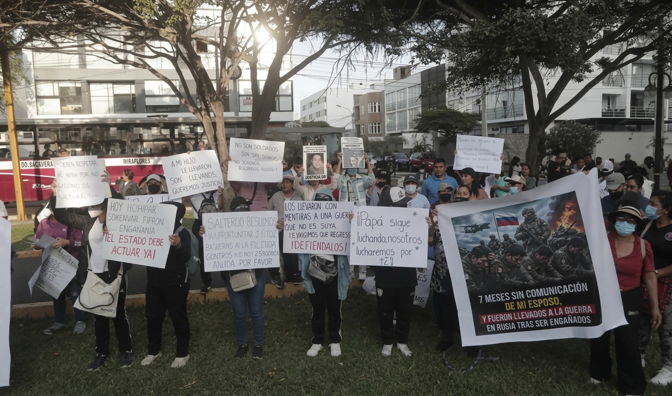 En repetidas ocasiones, familiares y allegados de los peruanos en Rusia se plantaron en la Embajada del pa�s europeo