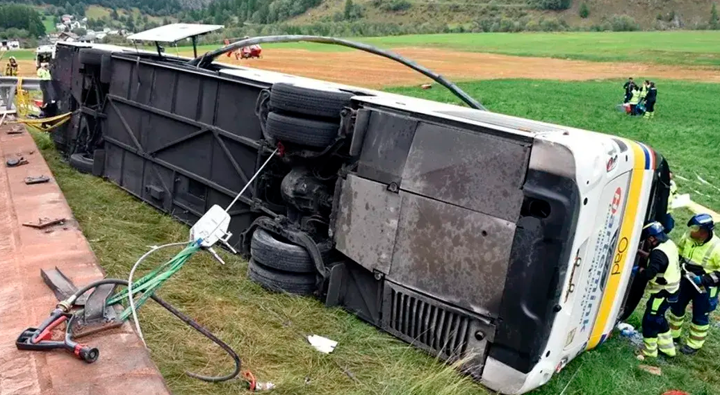 Investigan accidente de autobús en Suiza que dejó cinco muertos.
