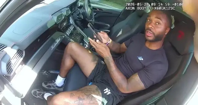 Raheem Sterling siendo intervenido en su automóvil