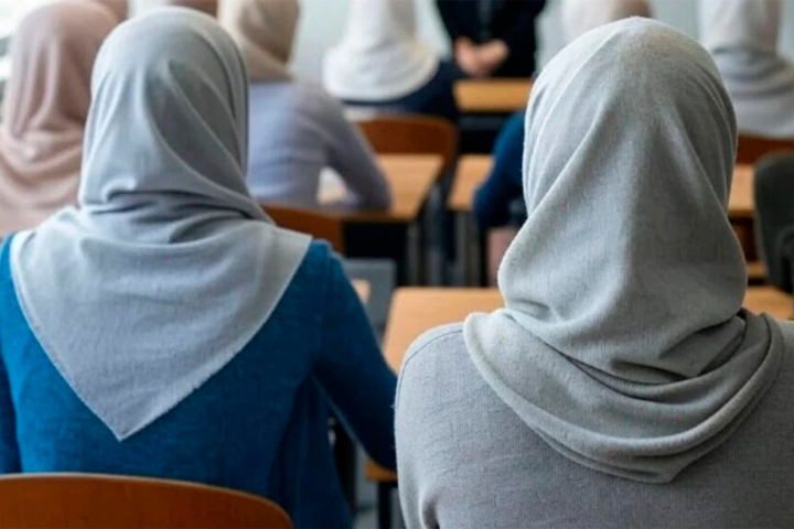 Velos islámicos en escuelas quedarían prohibidos.