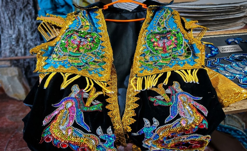 Internos confeccionan trajes para La Candelaria