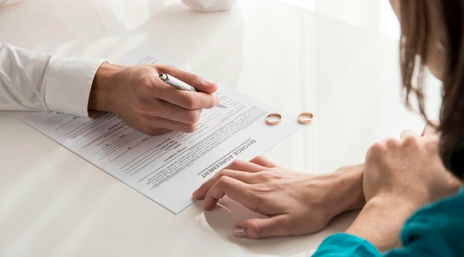 Se divorciaron y él deberá pagarle compensación económica por seis años por la postergación de su carrera profesional.