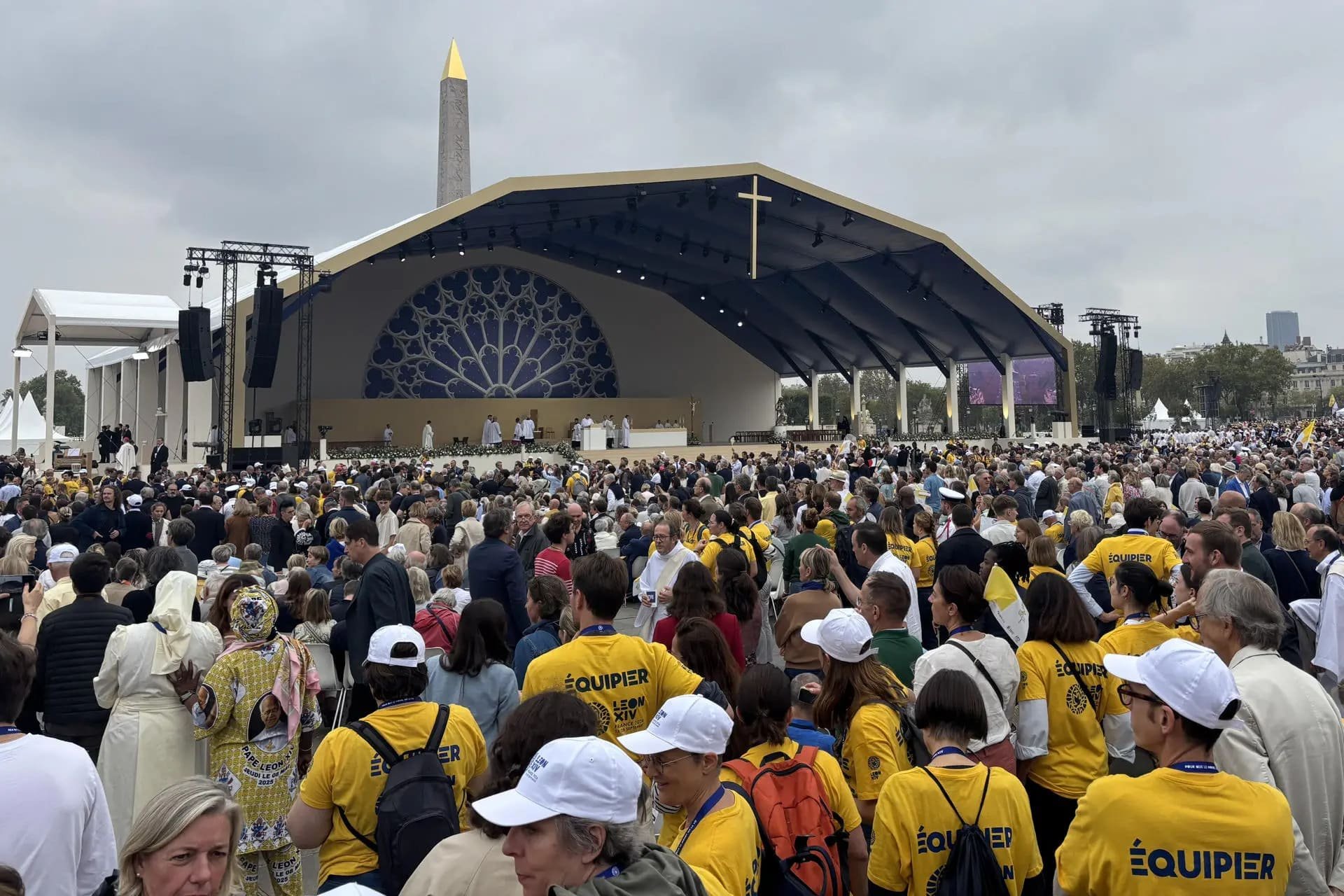 Miles de personas asistieron a la multitudinaria misa del papa León XIV