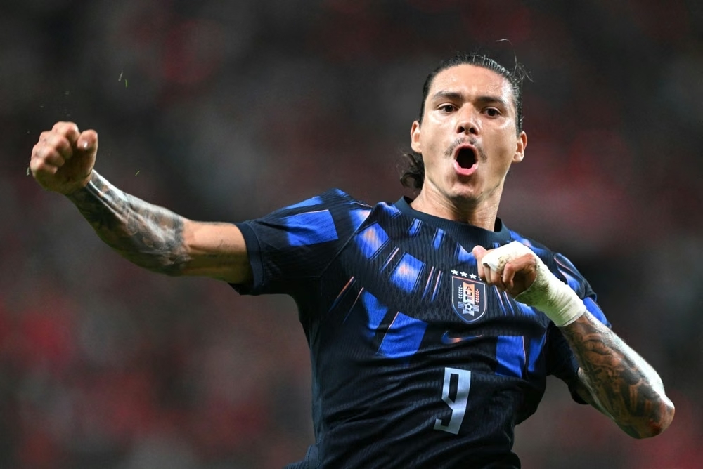 Festejo de Darwin N��ez en uno de sus dos goles ante Corea del Sur