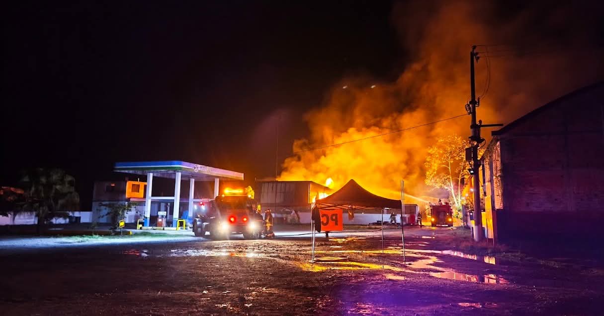 Ardua labor bomberil apaga fuego en camiones de combustible en San Martín.