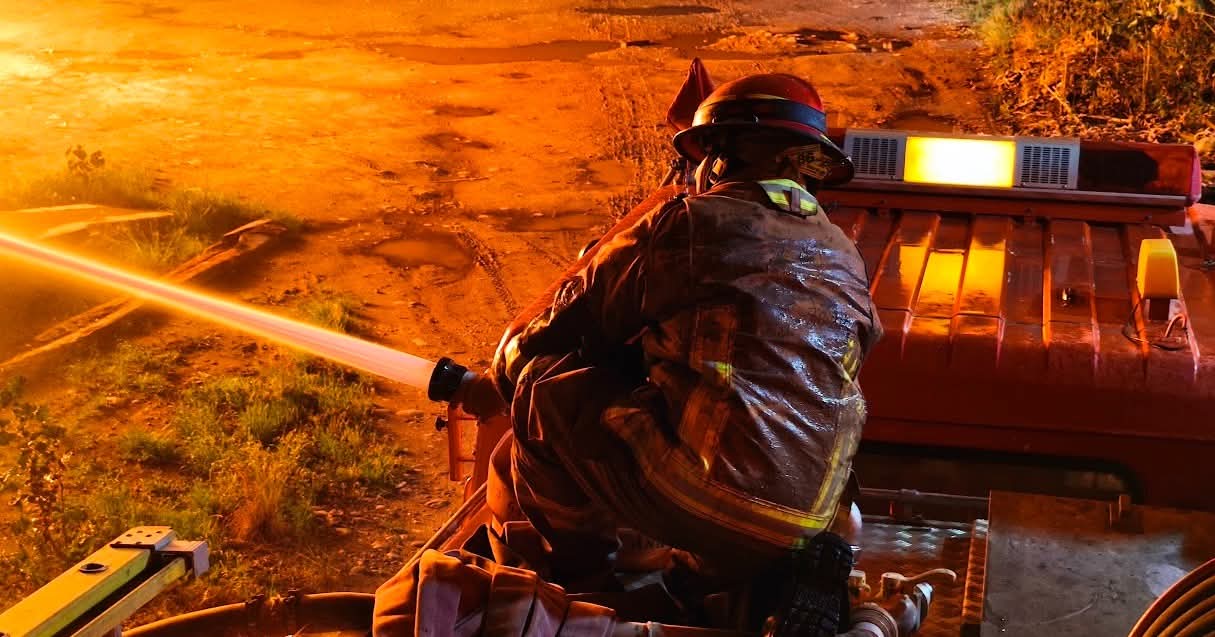 Controlan incendio de dos camiones cisterna en la carretera.