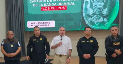 Ministro de Defensa y autoridades policiales en conferencia de prensa.