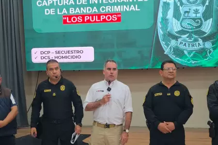 Ministro de Defensa y autoridades policiales en conferencia de prensa.