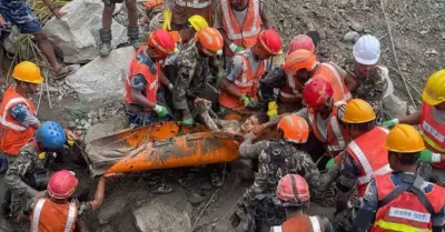 Rescatan con vida a dos trabajadores de un t�nel 10 d�as despu�s del deslave en