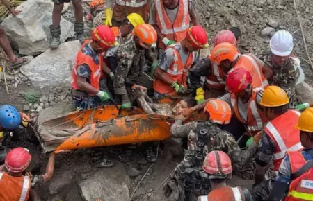 Rescatan con vida a dos trabajadores de un t�nel 10 d�as despu�s del deslave en