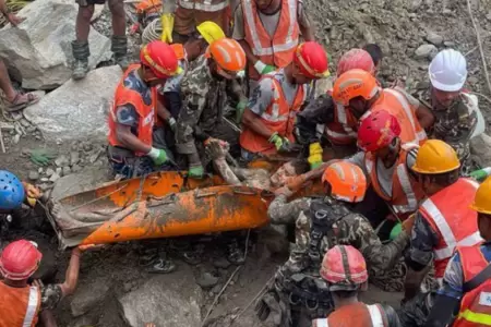 Rescatan con vida a dos trabajadores de un t�nel 10 d�as despu�s del deslave en