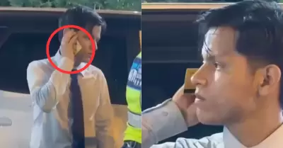 Joven borracho hace llamada con su tarjeta de d�bito