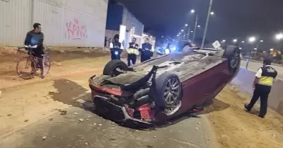 Autom�vil se despista en V�a Expresa Sur y termina con las llantas arriba