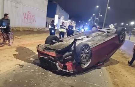 Autom�vil se despista en V�a Expresa Sur y termina con las llantas arriba