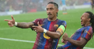 Raphinha celebr� dos goles ante Feyenoord.