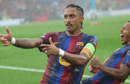 Raphinha celebr� dos goles ante Feyenoord.