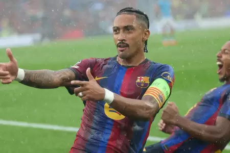 Raphinha celebr� dos goles ante Feyenoord.