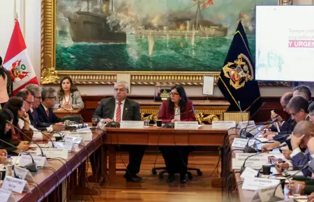 Luis Galarreta expuso el pedido de facultades legislativas en el Congreso.
