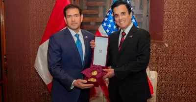 Carlos Esp� otorga la Orden del Sol a Marco Rubio.