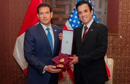 Carlos Esp� otorga la Orden del Sol a Marco Rubio.