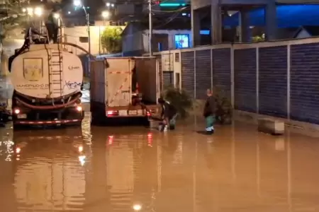 Lluvias ponen en riesgo derrumbe de muros de colegios en VMT