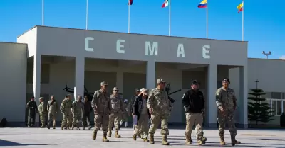 Ministro de Defensa supervisa helic�pteros que apoyar�n respuesta ante El Ni�o