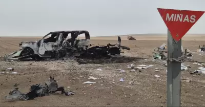Camioneta qued� destruida tras explosi�n.
