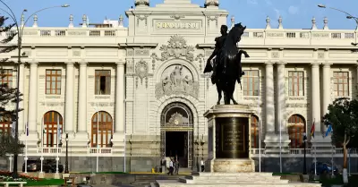 Dos comisiones a favor de dar facultades legislativas al Gobierno.
