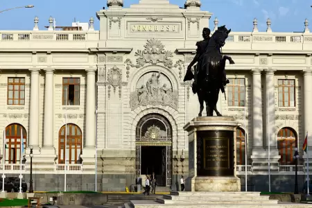 Dos comisiones a favor de dar facultades legislativas al Gobierno.