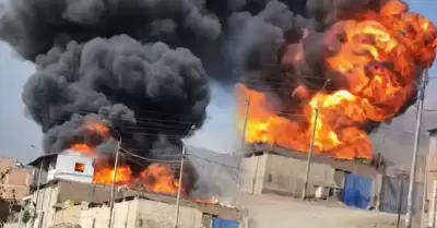 Las autoridades acudieron al lugar del incendio.