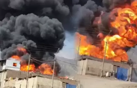 Las autoridades acudieron al lugar del incendio.