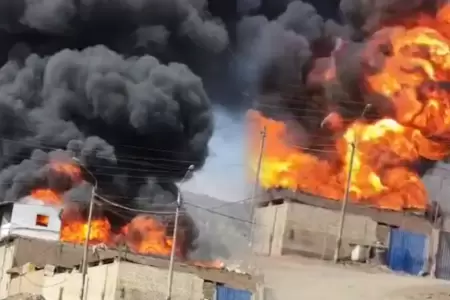 Las autoridades acudieron al lugar del incendio.