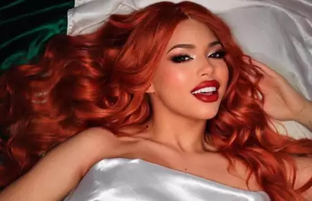 Yeri Mua posa con la bandera de M�xico