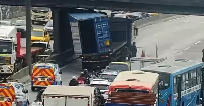 Veh�culo de carga pesada termina atascado en puente Balta