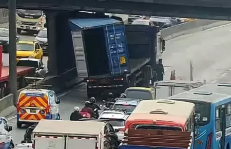 Veh�culo de carga pesada termina atascado en puente Balta