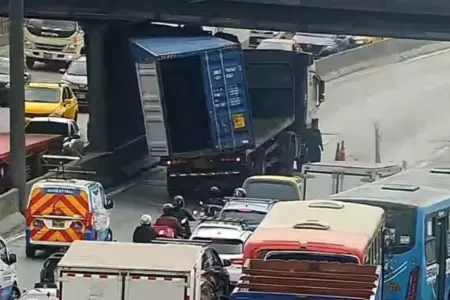 Veh�culo de carga pesada termina atascado en puente Balta